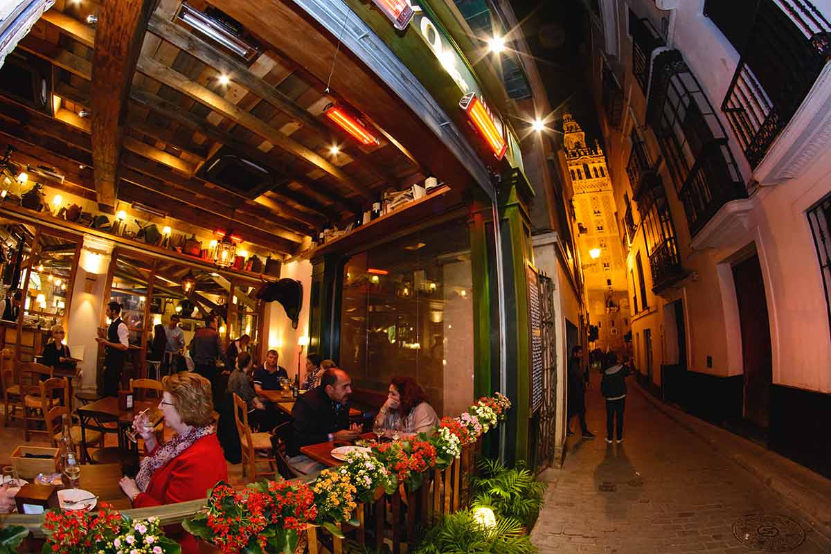pelayo bar giralda street